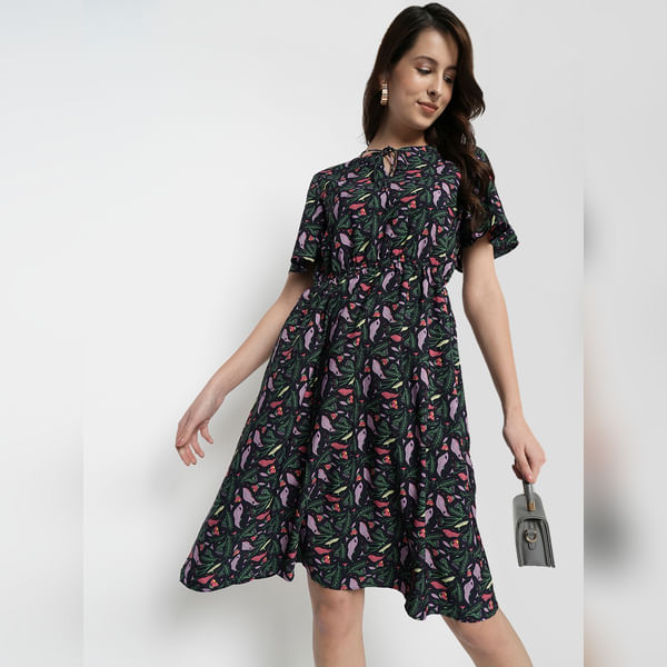 VERO MODA Women i.scenery by VERO MODA Navy Printed Fit & Flare Dress, Short Sleeves, Round Neck
VERO MODA Women i.scenery by VERO MODA Navy Printed Fit & Flare Dress, Short Sleeves, Round Neck