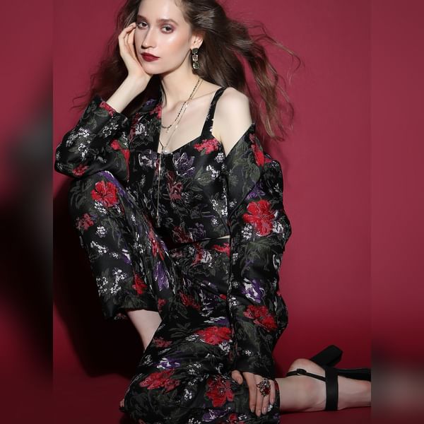 VERO MODA Women MARQUEE Black Floral Jacquard Co-ord Set Top, Sleeveless, Shoulder Straps
VERO MODA Women MARQUEE Black Floral Jacquard Co-ord Set Top, Sleeveless, Shoulder Straps