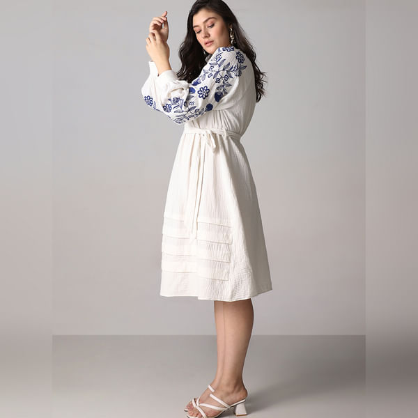 VERO MODA Women Curve White Embroidered Print Fit & Flare Dress, Long Sleeves, Round Neck
VERO MODA Women Curve White Embroidered Print Fit & Flare Dress, Long Sleeves, Round Neck