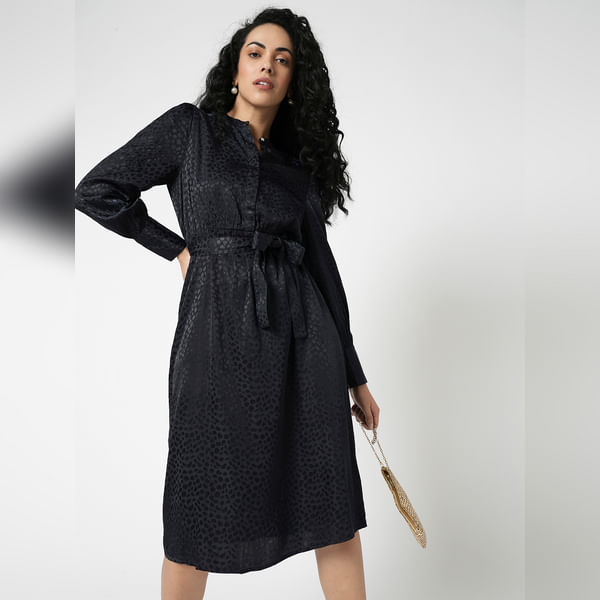 VERO MODA Women i.scenery BY VERO MODA Navy Blue Printed Satin Midi Dress, Full Sleeves, Mandarin
VERO MODA Women i.scenery BY VERO MODA Navy Blue Printed Satin Midi Dress, Full Sleeves, Mandarin