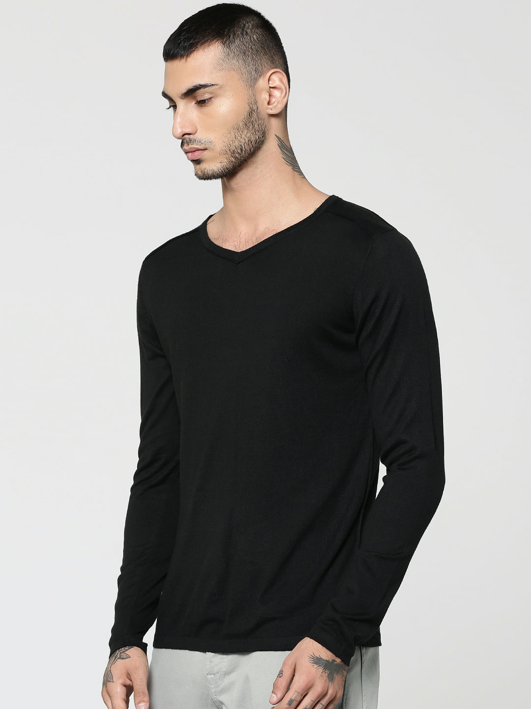 black crew neck tshirt