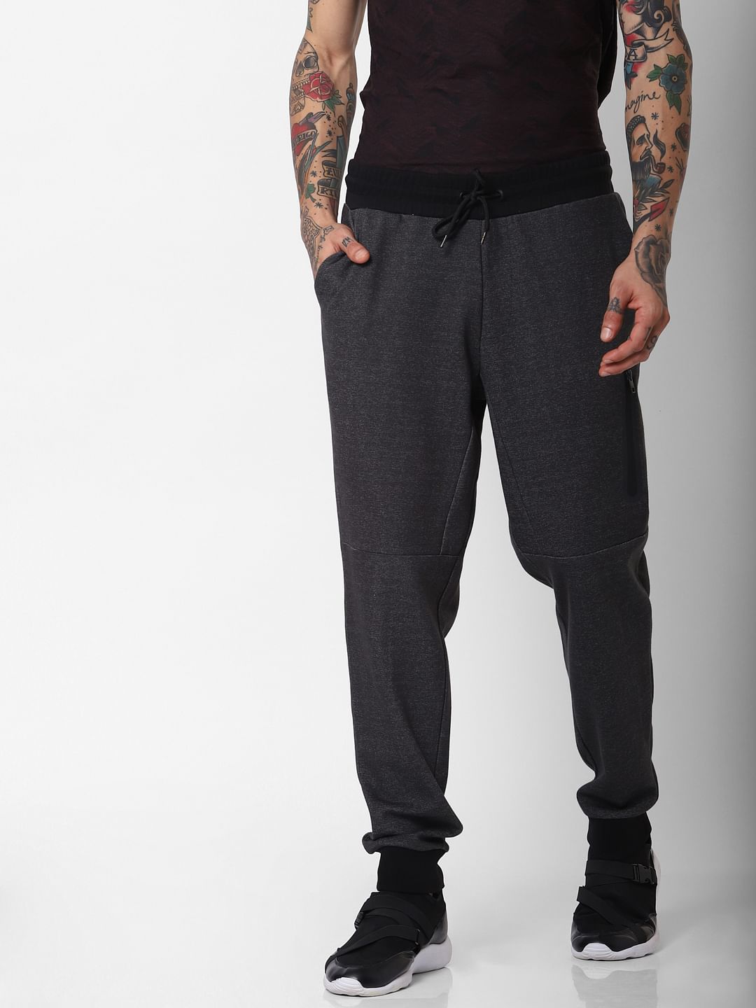 dark grey joggers mens outfit