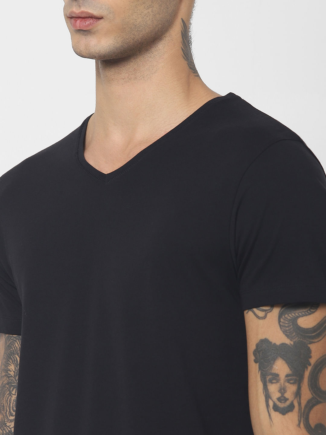 Plain black v neck t shirt for outlet men