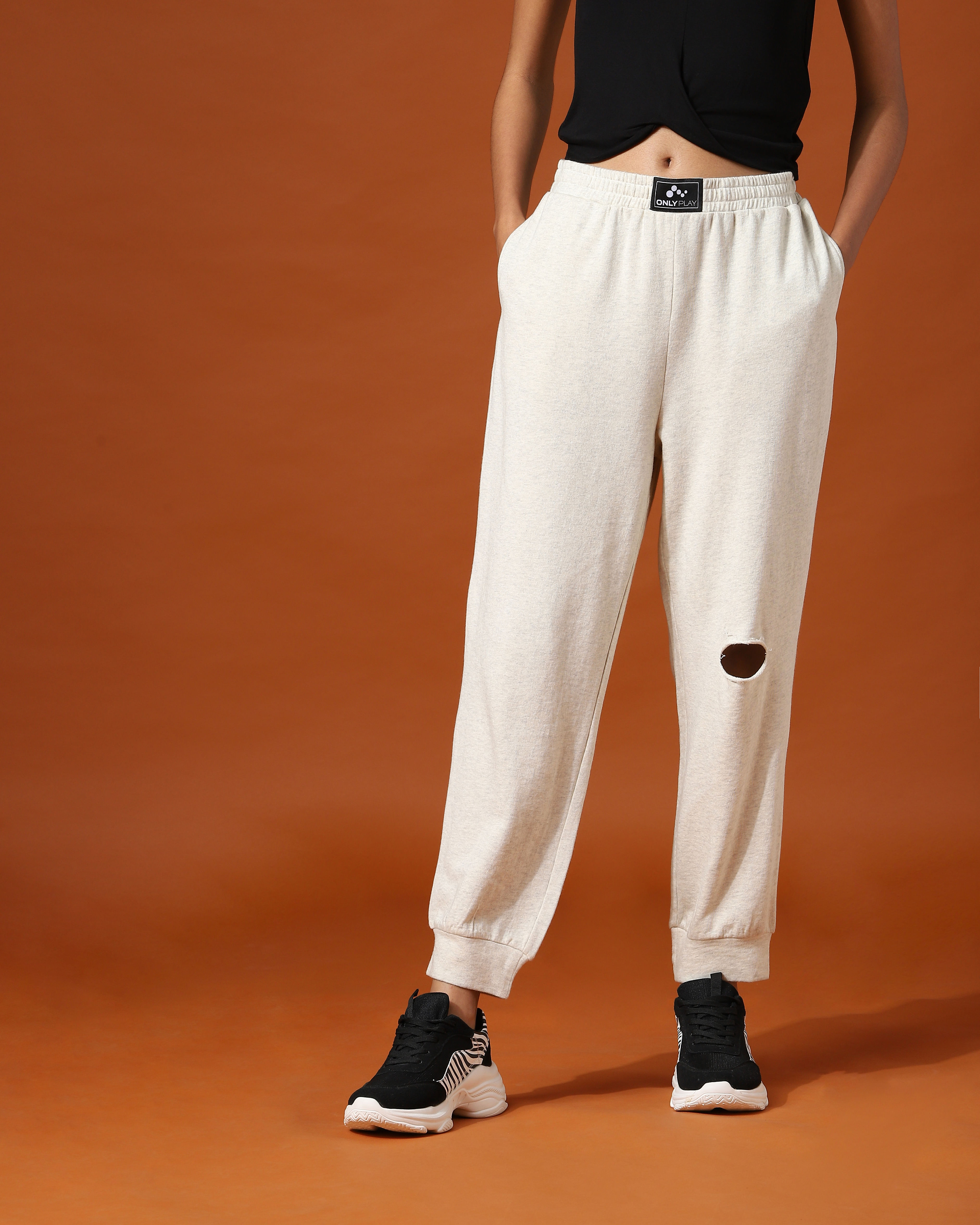 Knee outlet cut joggers