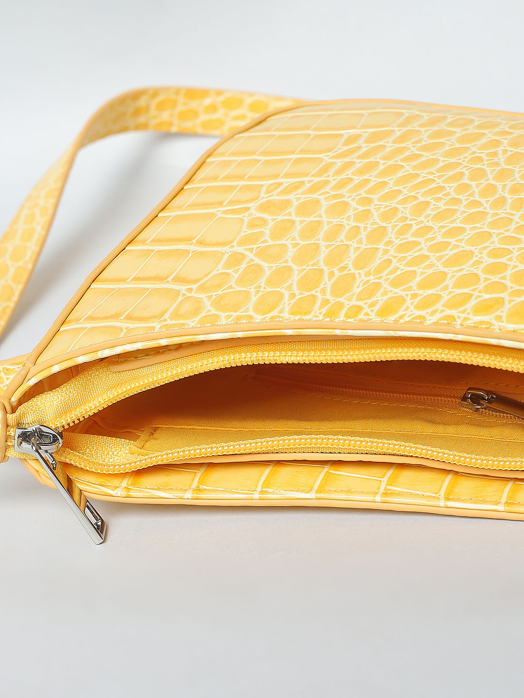 Ladies Yellow Clutch, Packaging Type: Packet at Rs 250 in Pune | ID:  21970584391