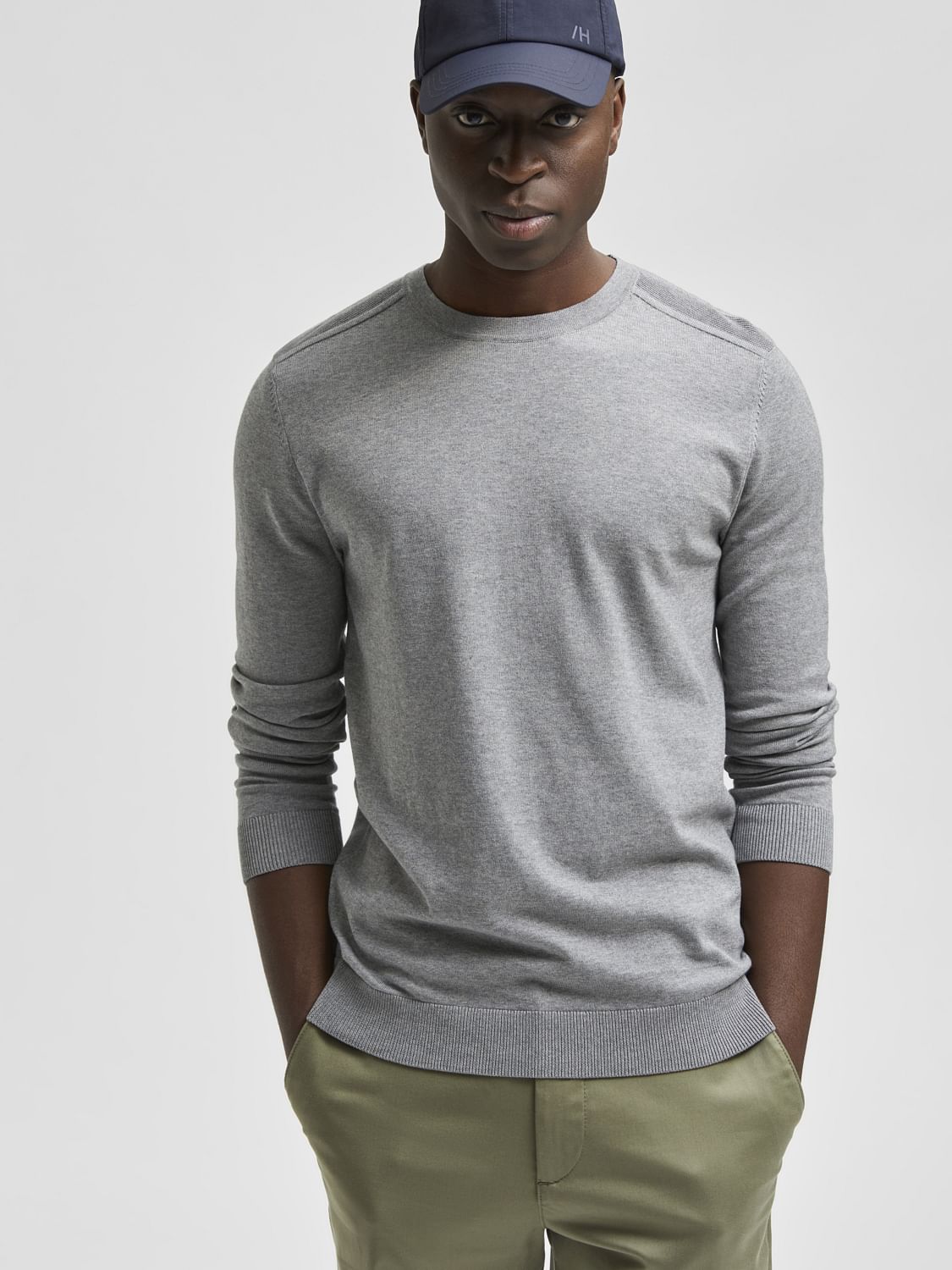 Men's gray crew store neck sweater