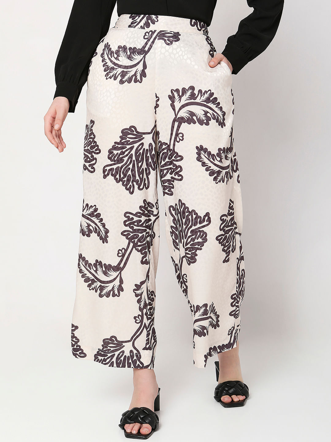 How to Wear Printed Pants Like a 40 Blogger  Printed pants outfits  Fashion Patterned pants outfit