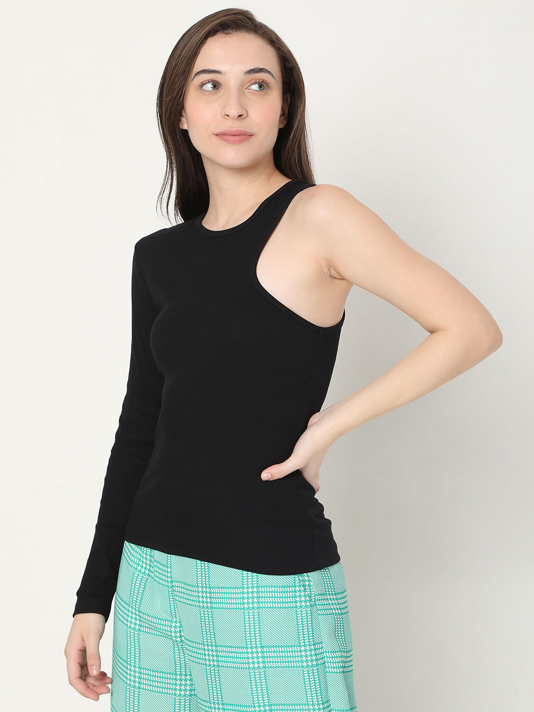 One shoulder clearance black shirt